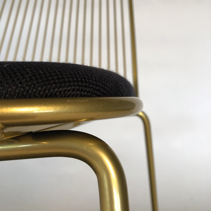 Chaise design en métal avec coussin MINA