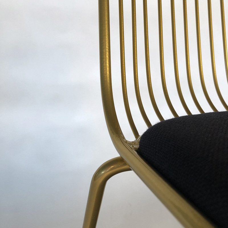 Chaise design en métal avec coussin MINA