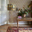 Lampadaire en métal doré et à motif fleuri