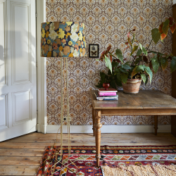 Lampadaire en métal doré et à motif fleuri