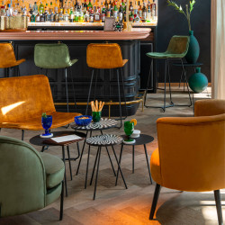 Fauteuil lounge en velours camel BRUXELLES
