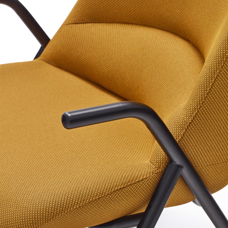 Fauteuil haut en tissu et métal avec accoudoirs DINS