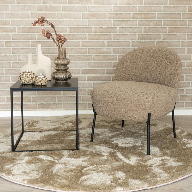 Fauteuil lounge en fausse fourure beige et pieds et métal noir MELISSA