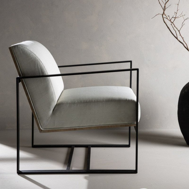 Fauteuil moderne en tissu blanc et pieds en métal noir VOILE