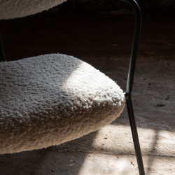 Fauteuil minimaliste en tissu bouclé et métal BUFFY