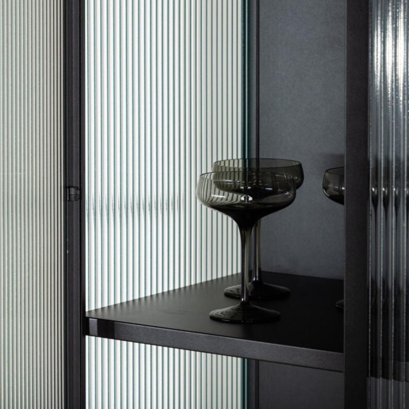 Armoire tendance en métal noir et portes vitrées GARRY