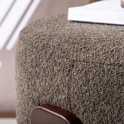 Pouf moderne en tissu bouclé et bois gris foncé CODY