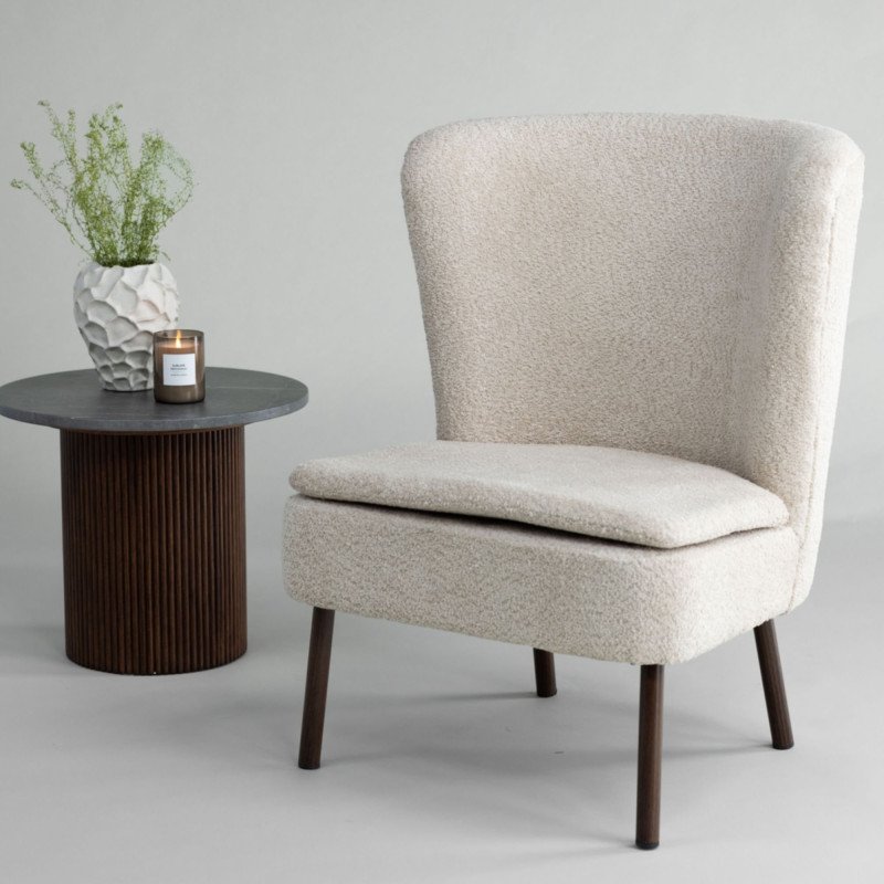 Fauteuil en tissu bouclé beige avec pieds en métal HALMO