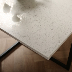 Table basse plateau terrazzo blanc et métal noir LOXIA