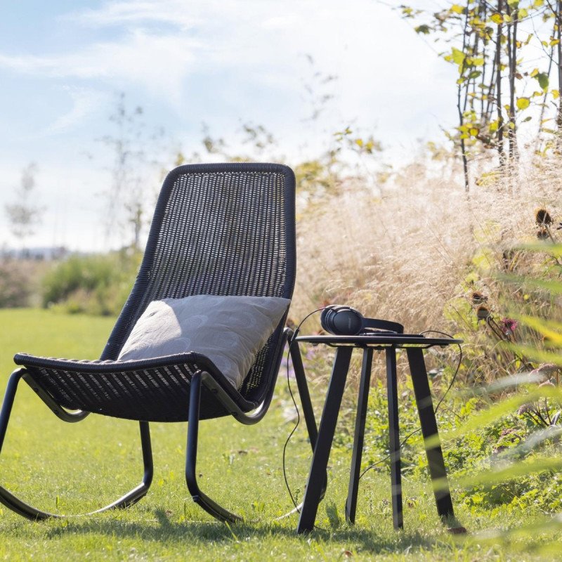 Fauteuil à bascule noir en rotin ARI