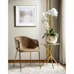 Table basse ronde NAVI, en céramique blanc avec base en métal doré.