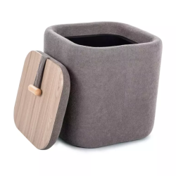 Pouf tissu gris avec rangement discret et poignée bois NEBULAZ