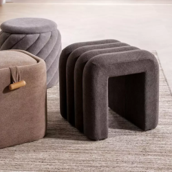 Pouf gris en tissu ondulé au look moderne et confortable NIMBUZ