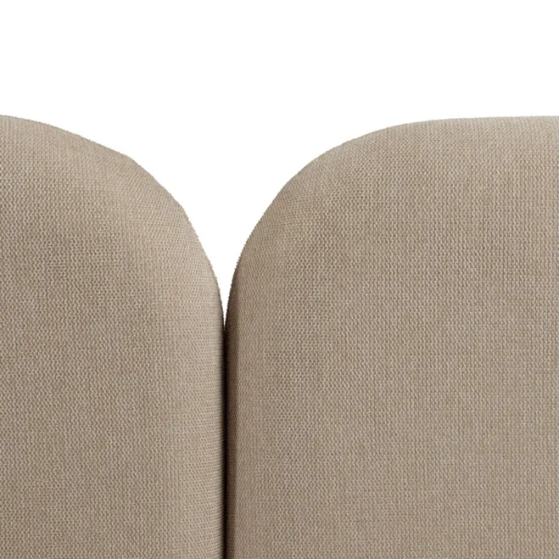 Canapé MORESIA de 3 places en tissu beige galbé avec coussins déco
