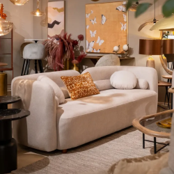 Canapé MORESIA de 3 places en tissu beige galbé avec coussins déco